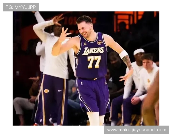 东契奇连续指挥跑位