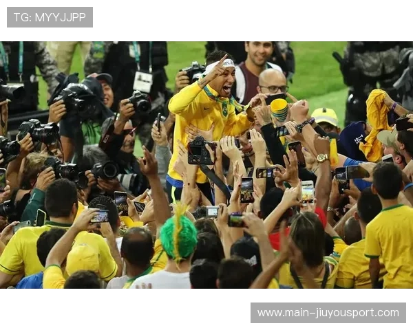 内马尔脚尖轻抹形成挑传，巴西攻势一击即中：技艺与激情的完美结合