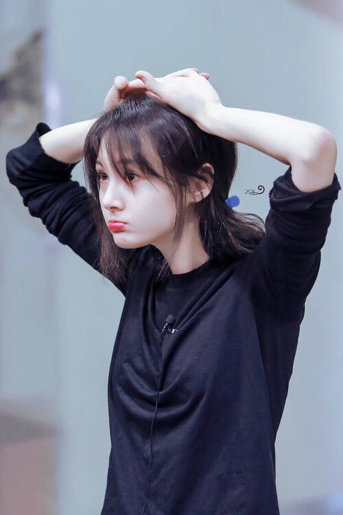 国际米兰三线站位紧凑形成防守铁墙，国际米兰的阵型